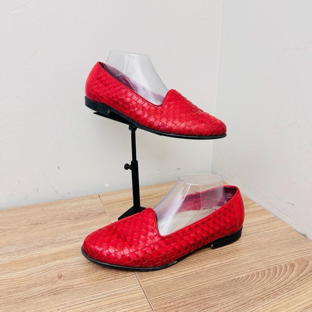 Trotters Liz loafers feature a basket woven red leather upper Women’s Size 9.5 W